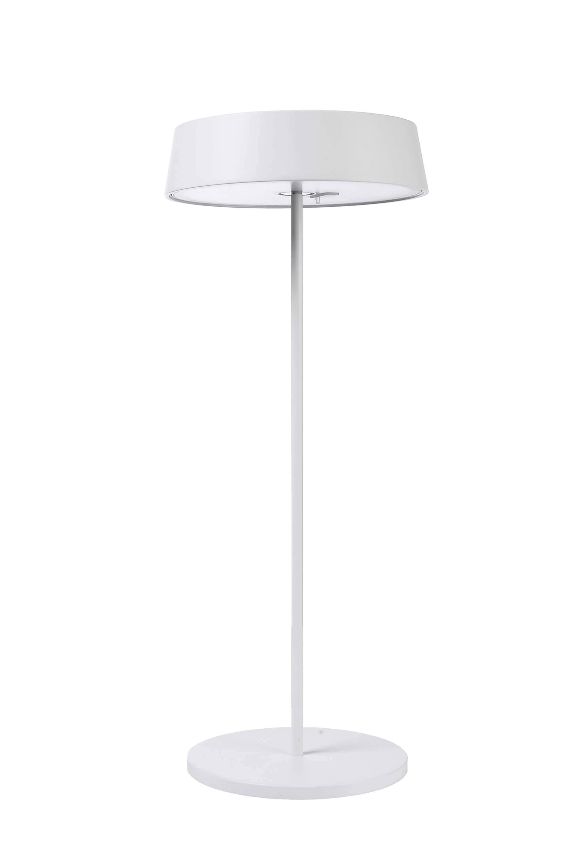 Hvid standerlampe med rund lampeskærm og solid base; enkelt design, velegnet til moderne indretning.
