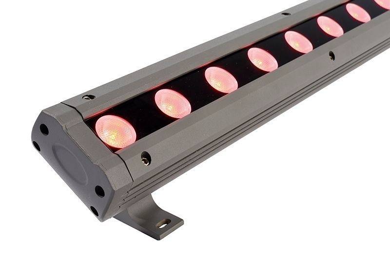 LED-lyslinje med flere røde lysdioder, monteret på en metalskinner, bruges til belysningsformål.