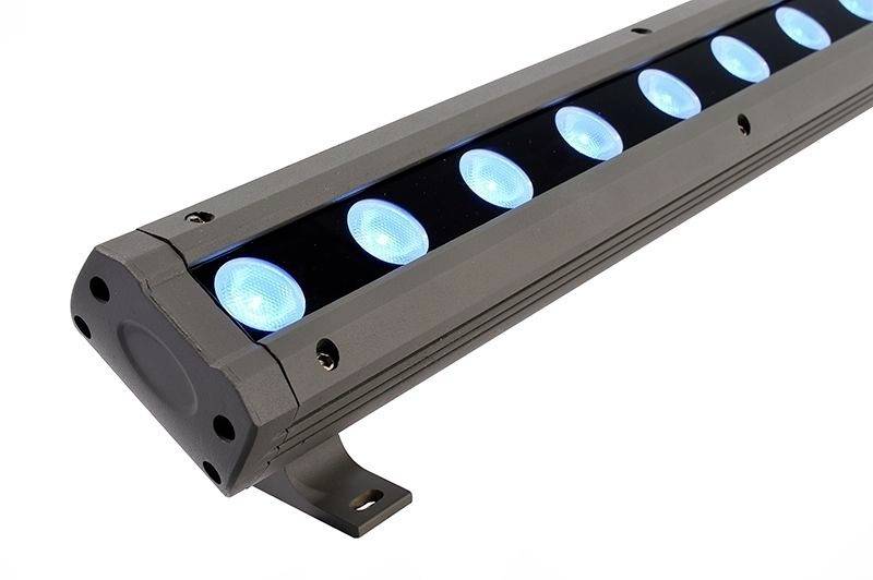 En LED-lysstribe med blå LED'er, monteret på en metalholder.