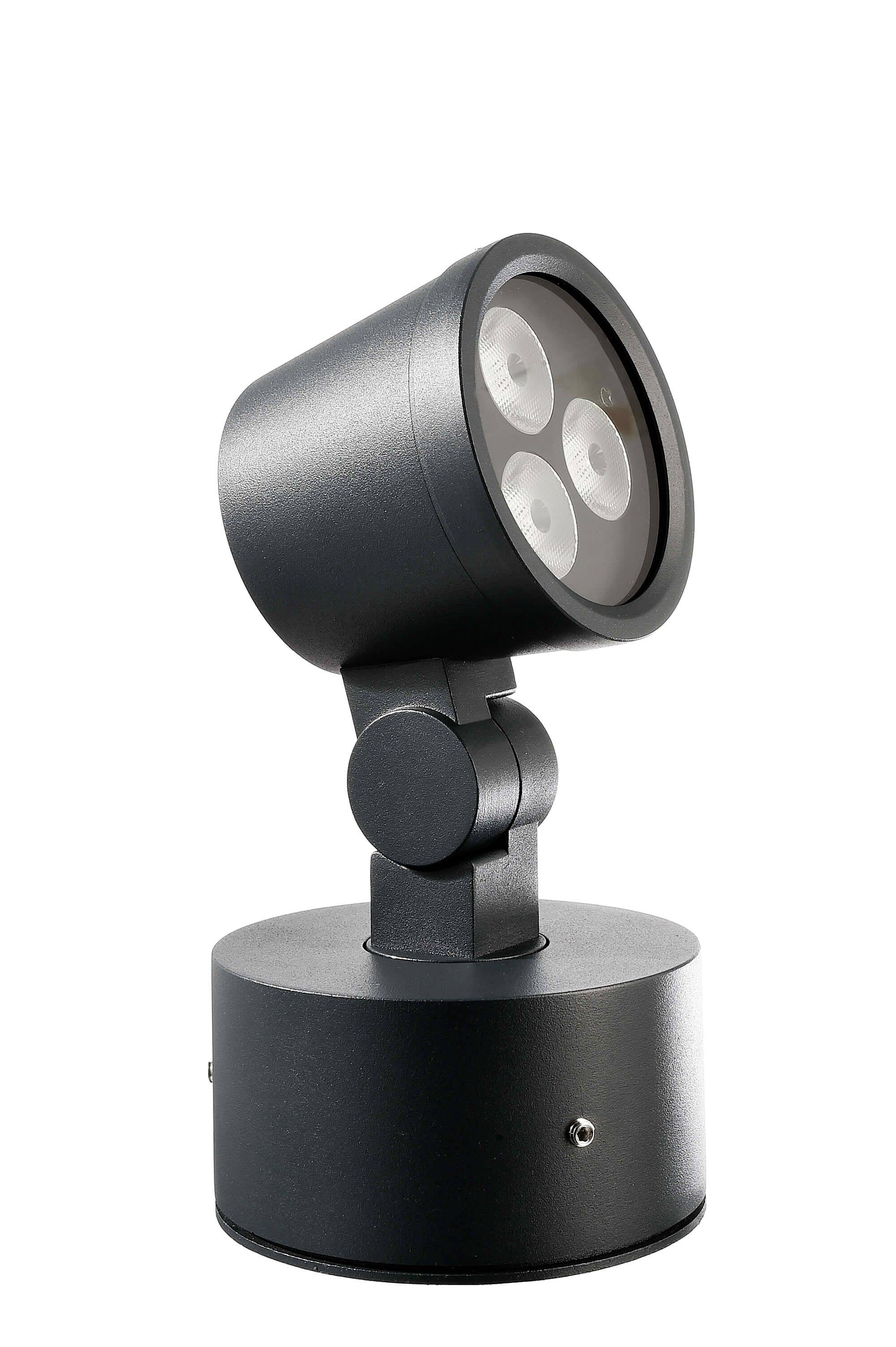 Sort LED-lampe på cylindrisk fod, med justerbart hoved og tre synlige lyskilder. Ideel til retningsbestemt belysning.