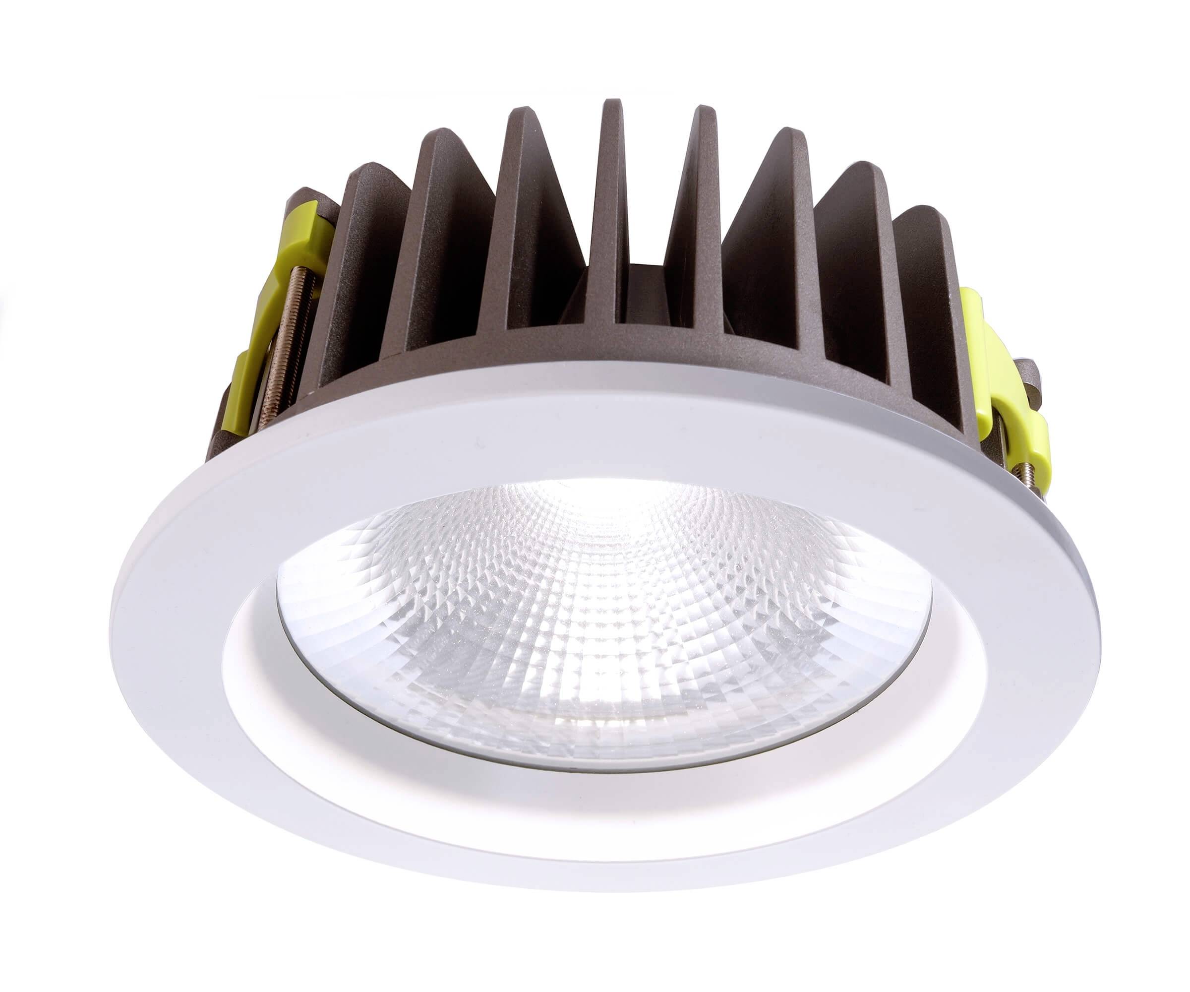 En rund LED-indbygningsspot til loft med kølelameller og en hvid ramme. Udsender hvidt lys.