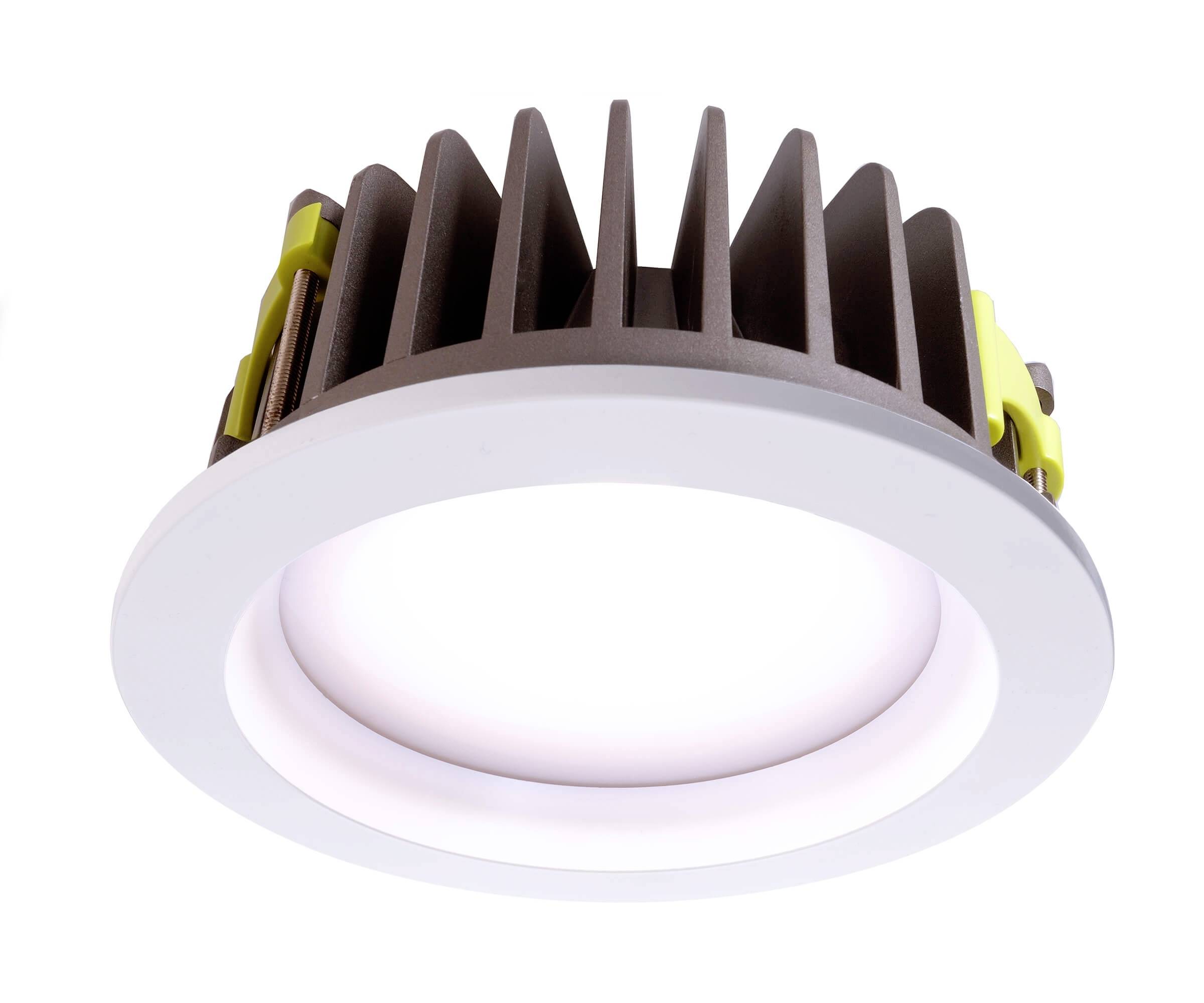 En rund, hvid LED-indbygningsspot til loft med gule fastgørelsesclips og brun køleplade, som lyser kraftigt.