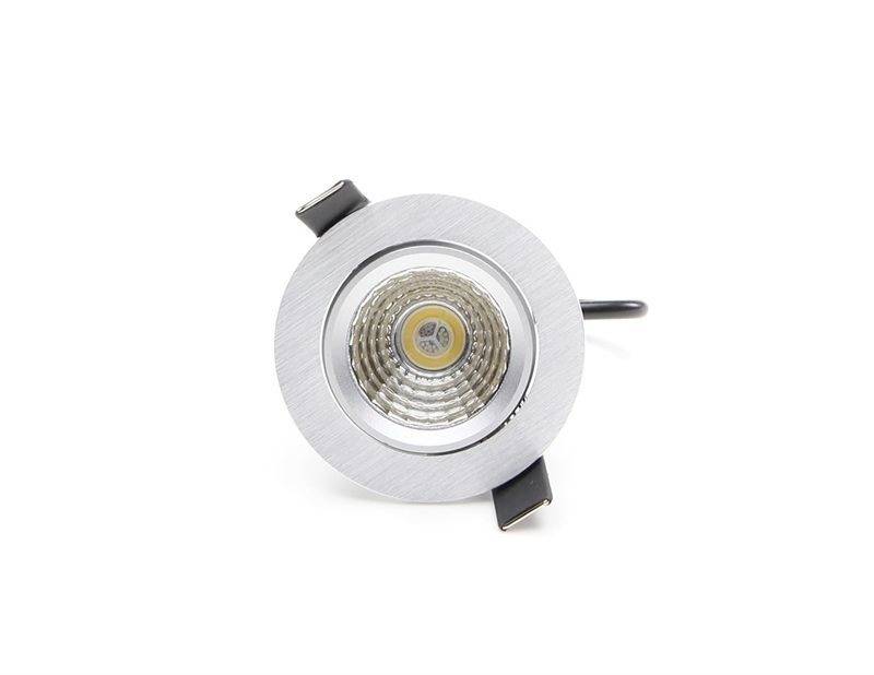 Rund LED-spotlampe i mat sølv, med central LED-lyskilde og facetteret reflektoroverflade.