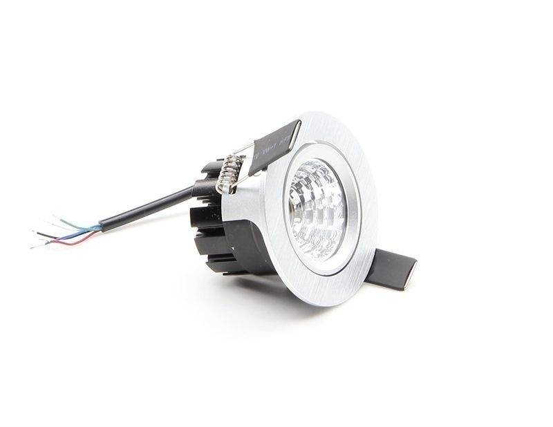 En rund LED-indbygningsspot i metal med synlige kabler og blank overflade ligger på en hvid baggrund.