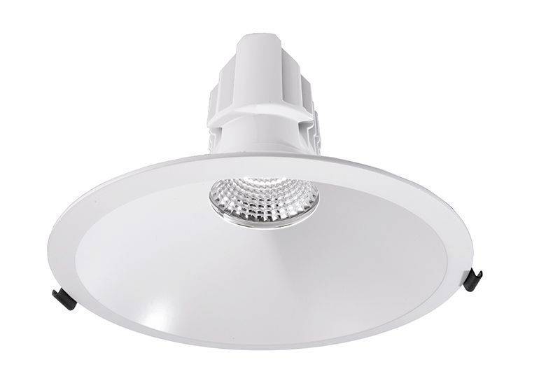 Hvid, rund LED-indbygningslampe med reflekterende linse, egnet til montering i nedhængte lofter.