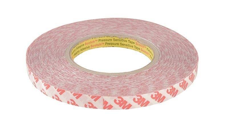 Rulle dobbeltsidet 3M-tape, rød-hvid med 'Pressure Sensitive Tape' tekst, primært til fastgørelse eller samling.