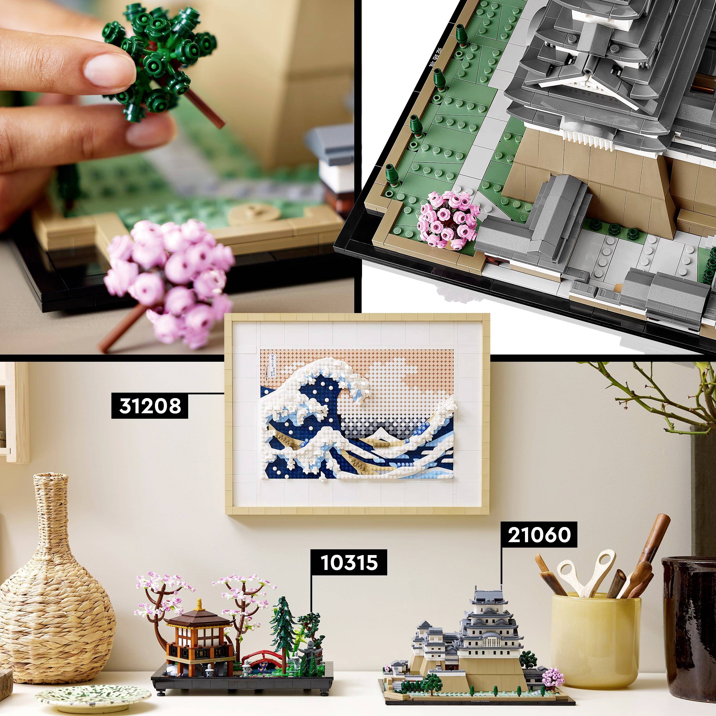 En hånd bygger et LEGO-sæt med et lille træ. I baggrunden ses LEGO-modeller af asiatiske bygninger og kunstværker.
