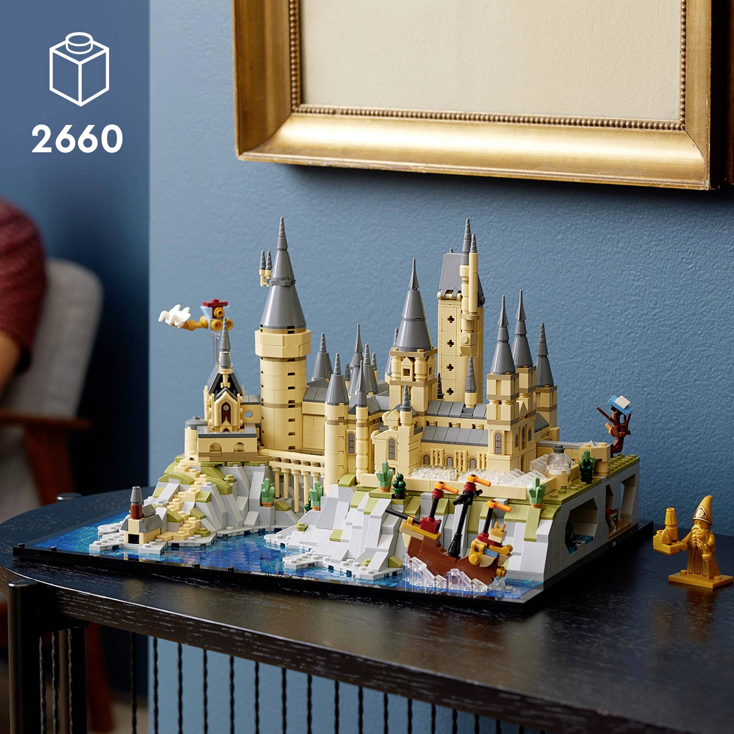LEGO-model af en borg med mange tårne, placeret på et bord. I øverste venstre hjørne står tallet '2660' ved siden af et LEGO-symbol.