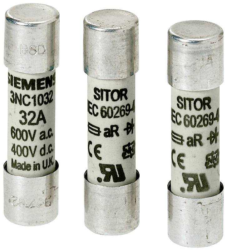 Tre cylindriske sikringer med påtryk. Venstre: '32A, 600V a.c.' Midte/Højre: 'SITOR, 400V d.c., aR'.