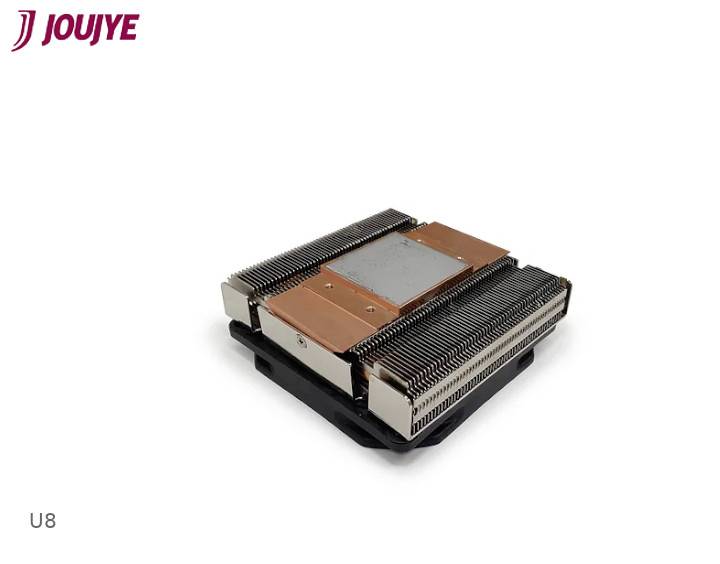 En køler med metallameller og kobberbase på hvid baggrund. Øverst til venstre logoet 'Jouye'. Nederst til venstre betegnelsen 'U8'.