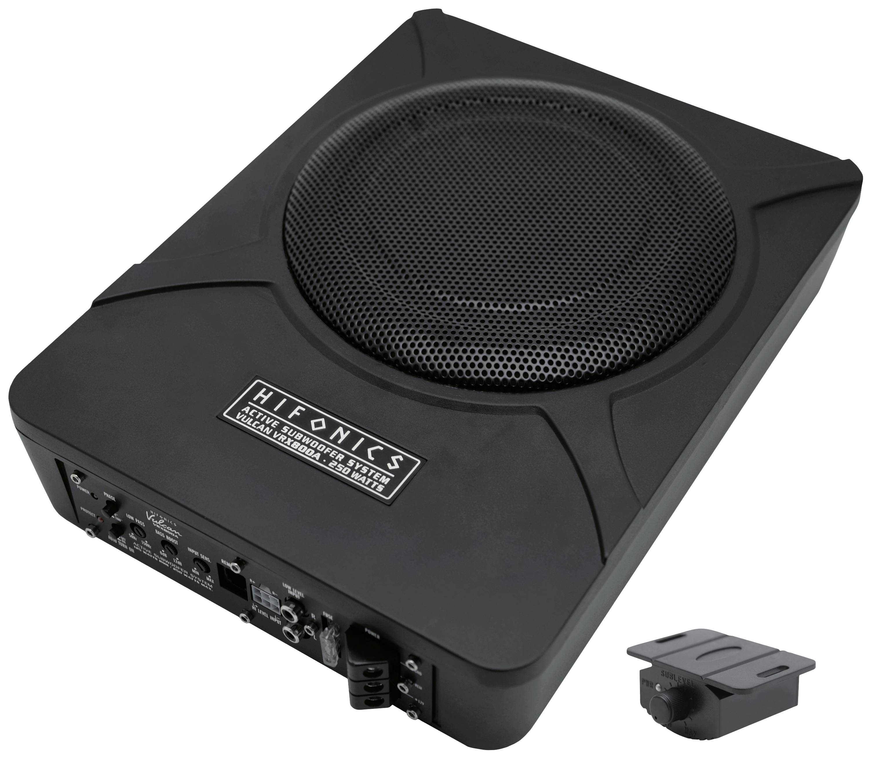 En sort Hifonics-subwoofer med integreret forstærker og betjeningselementer på siden. Ved siden af subwooferen ligger en fjernbetjening.