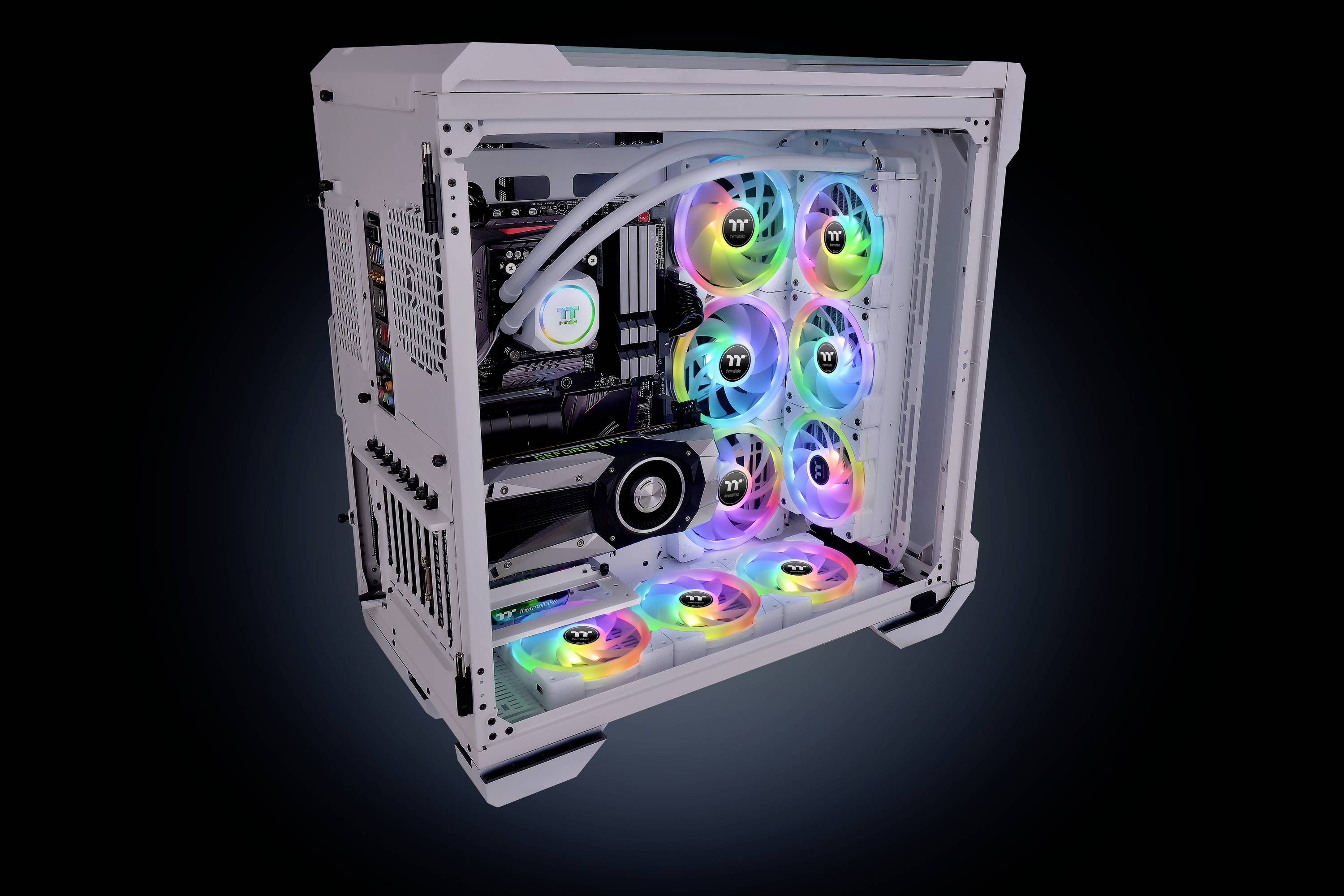 Gaming-PC med gennemsigtigt kabinet, der viser flere farverige RGB-blæsere og kabelføring.
