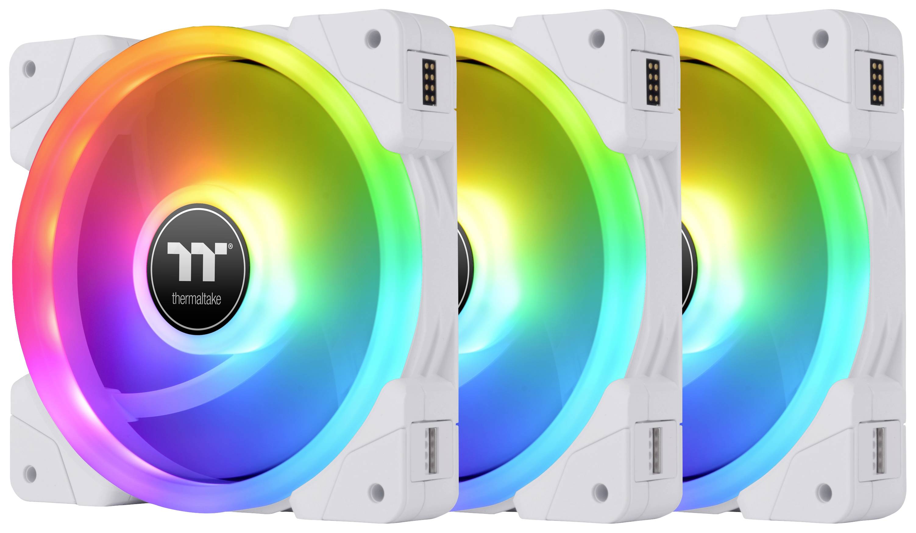 Tre hvide computerventilatorer med farverig RGB-belysning, der er arrangeret i en række. Hver ventilator viser logoet i midten.