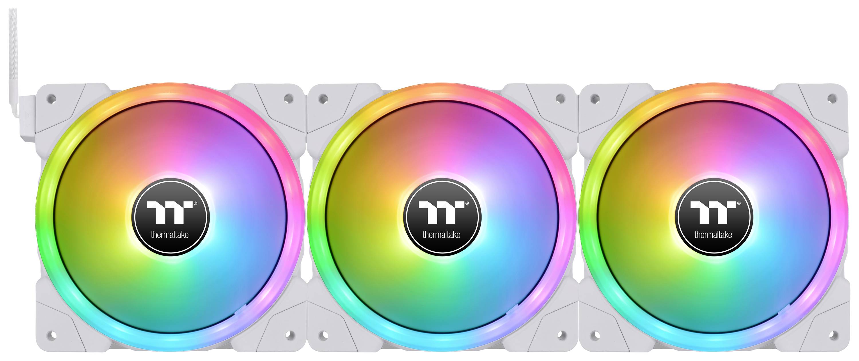 Tre RGB-PC-blæsere i hvid, hver udstyret med en farverig, lysende lysring på en hvid baggrund.