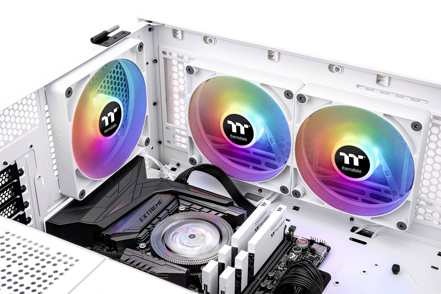 Et åbent computeretui viser installerede, farverige RGB-blæsere og et grafikkort monteret på et bundkort.