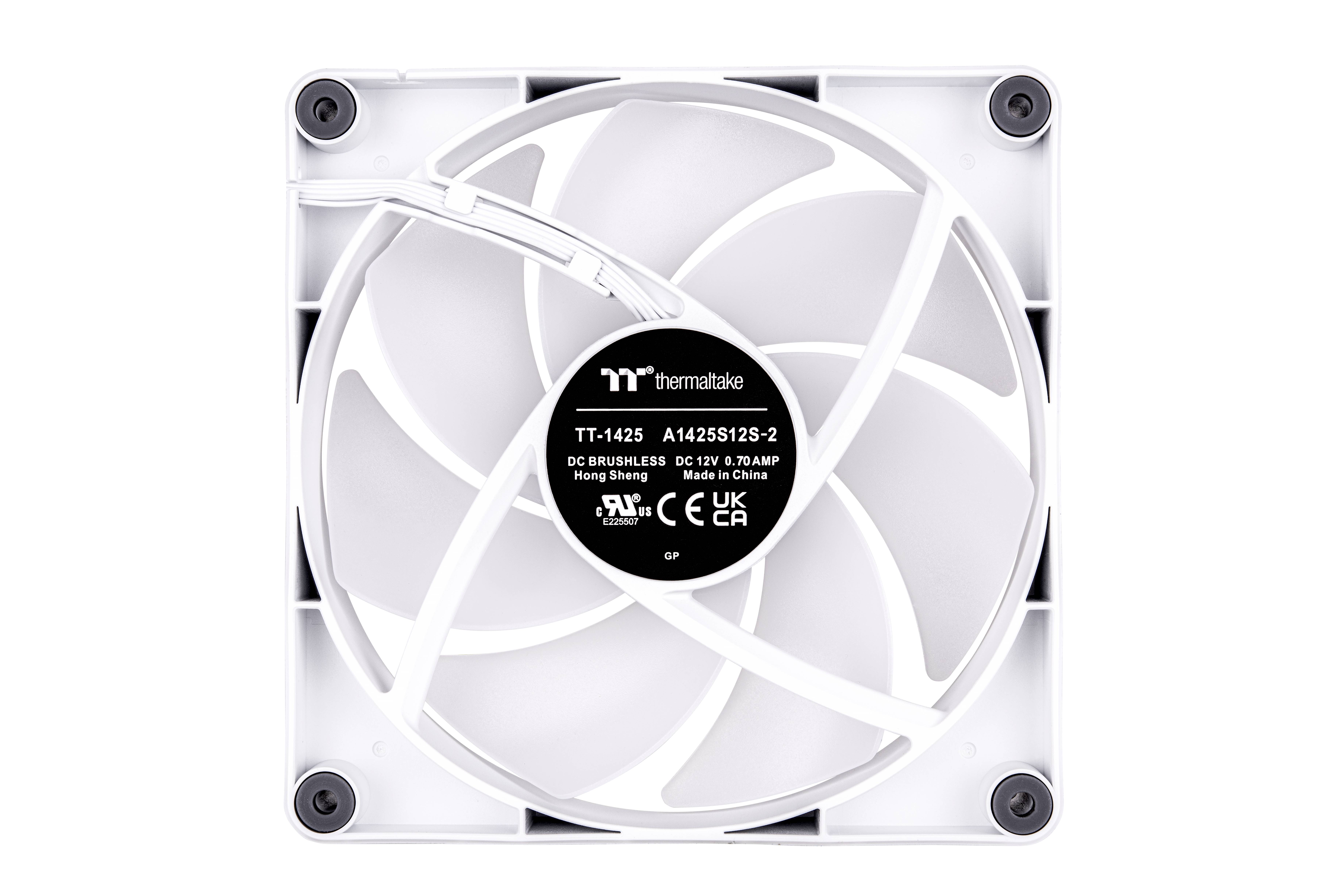 En hvid computerventilatør med flere rotorblade, der bruges til køling af elektroniske enheder.