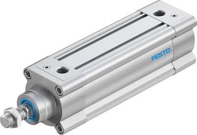 Sølvfarvet pneumatisk cylinder fra Festo med blå tætning og tilslutningsmulighededer, til styring af bevægelser i maskiner.