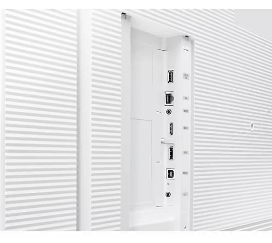 Bagside af en skærm med forskellige tilslutninger: HDMI, USB og Ethernet. Overfladen har et riflet design.
