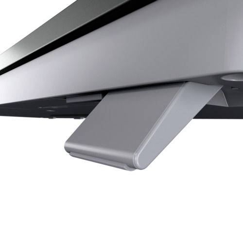 En moderne, justerbar monitorstand i metal, delvist foldet sammen, foran en hvid baggrund.