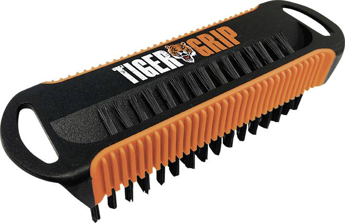 Rengøringsbørste med sort håndtag, orange børster og logoet 'TIGER GRIP'. Ideel til rengøring af golfkøller.