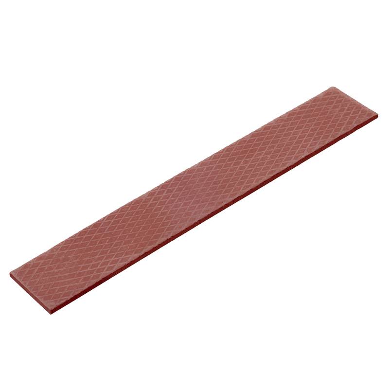 En lang, smal, rødbrun slibesten med rudemønster på overfladen, liggende på en hvid baggrund.