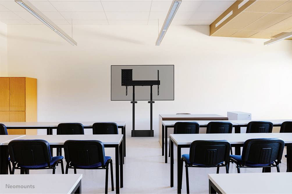 Et tomt seminarrum med hvide borde og sorte stole, og i baggrunden står en stor skærm på et stativ.