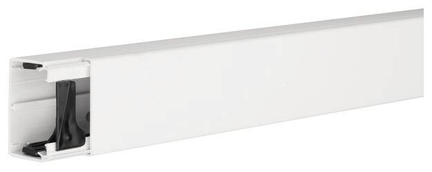 En hvid plastikkabelkanal, delvist åben, viser sorte kabler indvendigt.