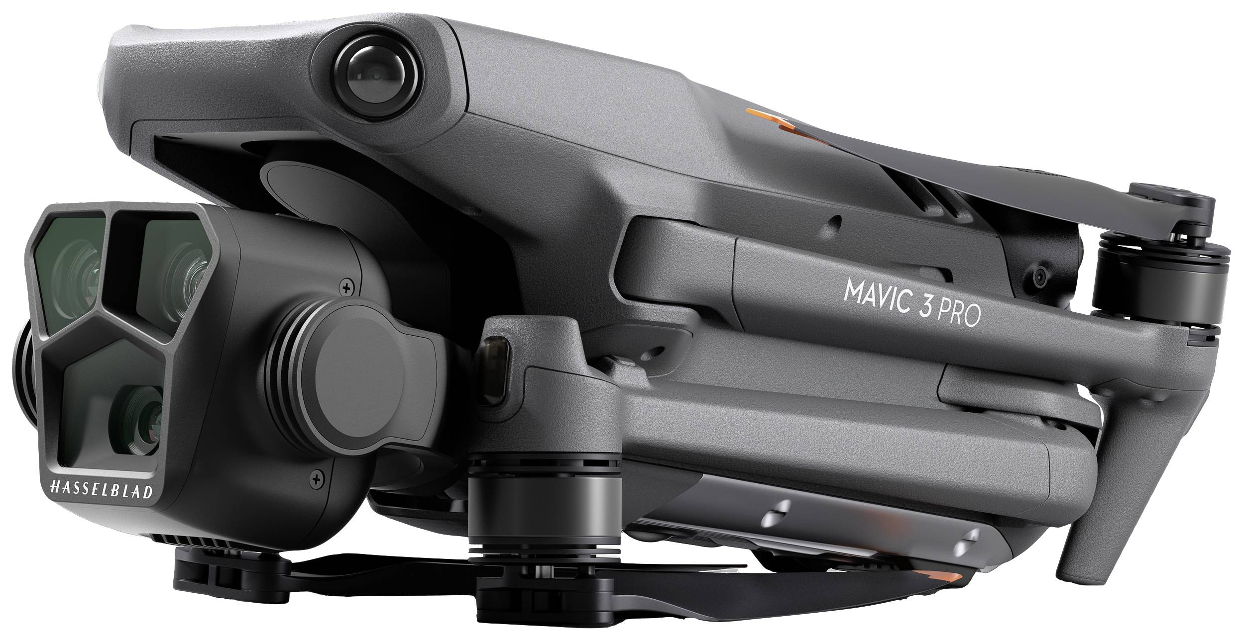 Foldet drone i nærbillede, viser detaljeret kameraenhed med "Hasselblad"-påskrift og modelbenævnelse "Mavic 3 Pro".