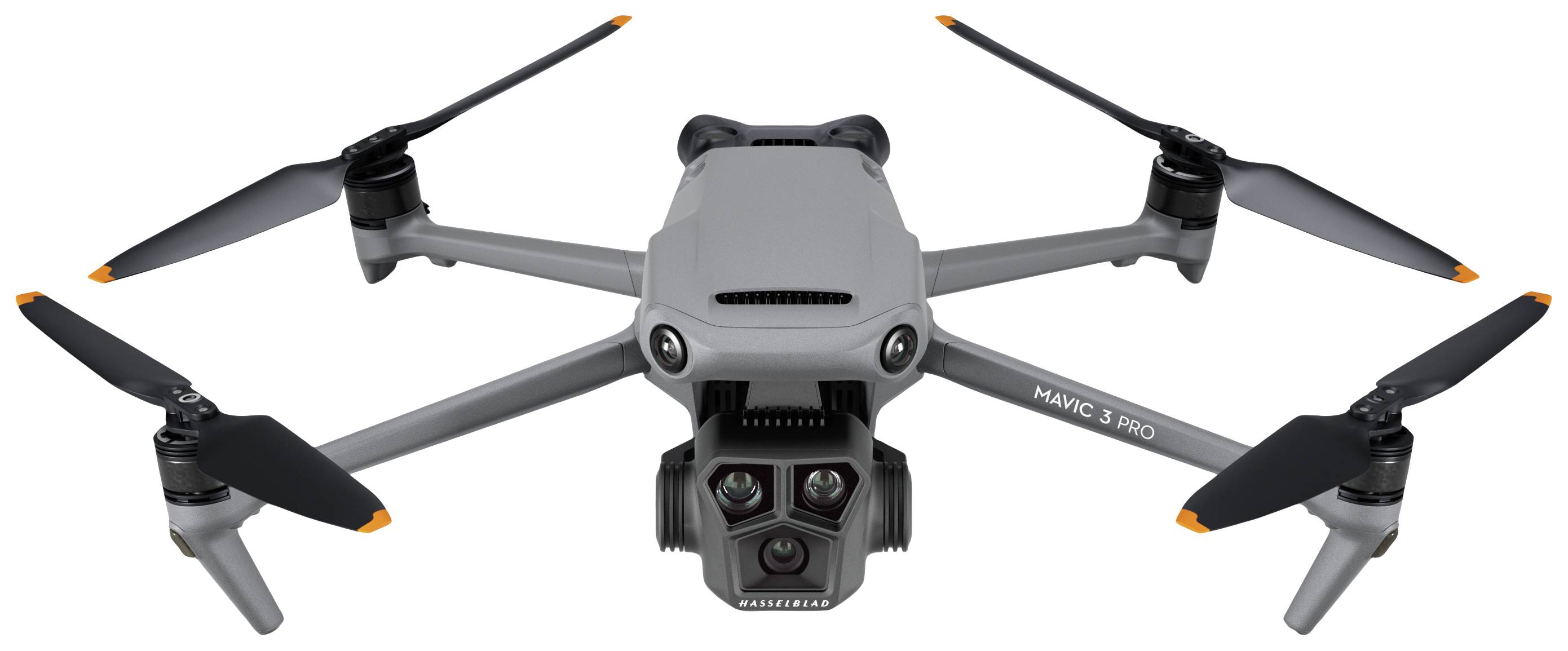 Grå drone med fire propeller og kamera på undersiden, på lys baggrund.