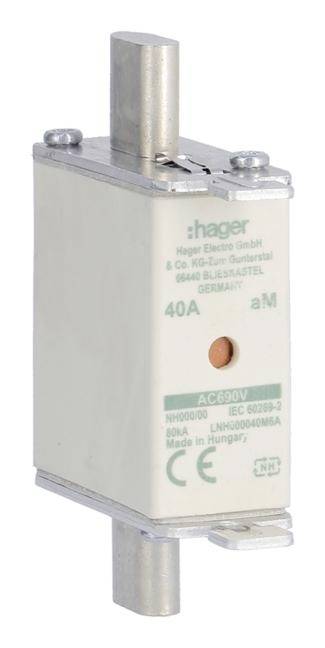 NH-sikringsindsats fra Hager med 40A mærkestrøm, egnet til AC690V. Modelbenævnelse: NH000. Fremstillet i Ungarn.