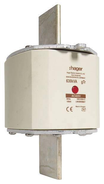 Hvid sikring fra Hager med 630 kVA kapacitet og to metalkontakter. Mærkningen informerer om elektriske specifikationer.