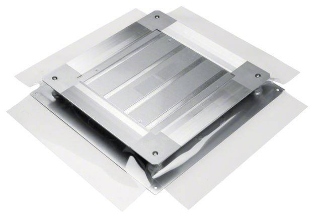 Aluminiumafdækningsplade med skruehuller i hjørnerne, placeret på en grå overflade. Egnet til elinstallationer eller byggeprojekter.