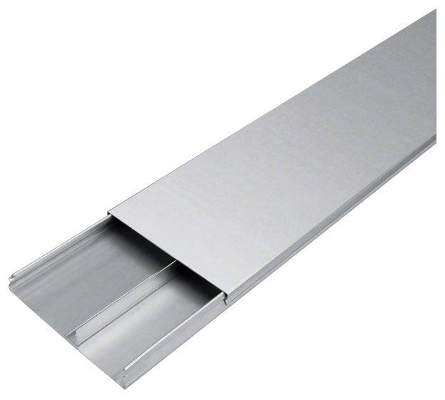 L-formet aluminiumsprofil i sølvfarve på hvid baggrund.