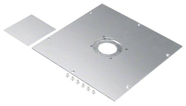 Aluminium fræseplade med centralt hul til maskinmontering, inklusiv skruer og metalstykke. Ideel til montering på værkstedsbænk.