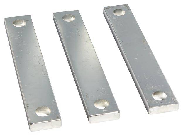Tre metalplade rektangler med afrundede hjørner og et hul i hver ende, placeret parallelt ved siden af hinanden.