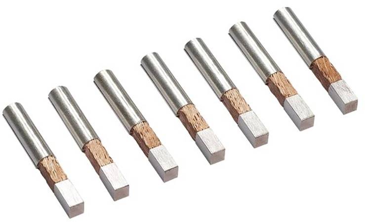 Otte metalpinde med delvist afdækket kobberledning ligger parallelt. De viser ledningsisolation og blotlagt metal.