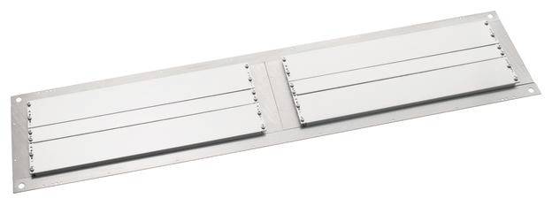 Et rektangulært ventilationsgitter af metal med parallelle lameller, monteret på en rektangulær ramme.