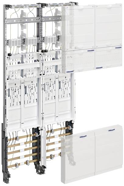 Metalramme til elektrisk distribution med flere modulpladser, kabler og dækplader, egnet til industrielle anvendelser.