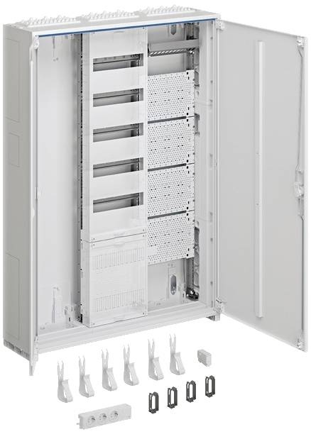 Åben serverrack med flere stikpladser og tilbehørsdele, herunder beslag og klemmer, klar til installation.