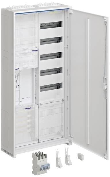 Elektrisk tavle med åben dør, som viser hylder og monteringsområder. Ved siden af ligger tre enhedskomponenter klar til installation.