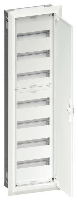 Hvid, åben elektrisk tavle med flere tomme monteringsskinner. Døren er åben og viser indvendige rum.