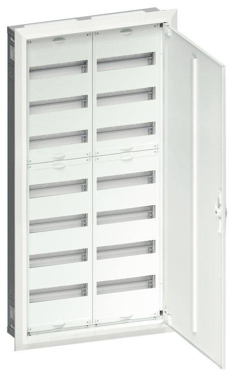 Elektrisk tavle med åben dør, viser flere niveauer af tomme skinner til elektriske komponenter, egnet til installation i bygninger.