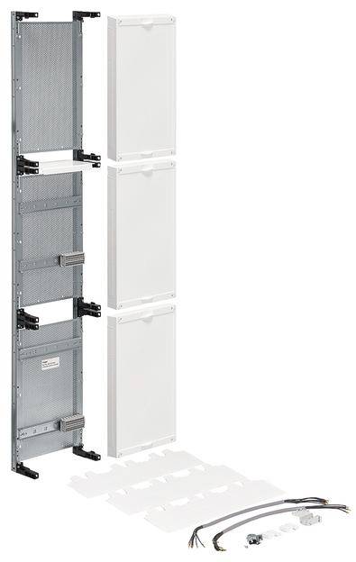 Metalskabsramme med tre aftagelige hvide paneler og kabler foran. Panelerne har åbninger til kabelføring. Ideel til IT-installationer.
