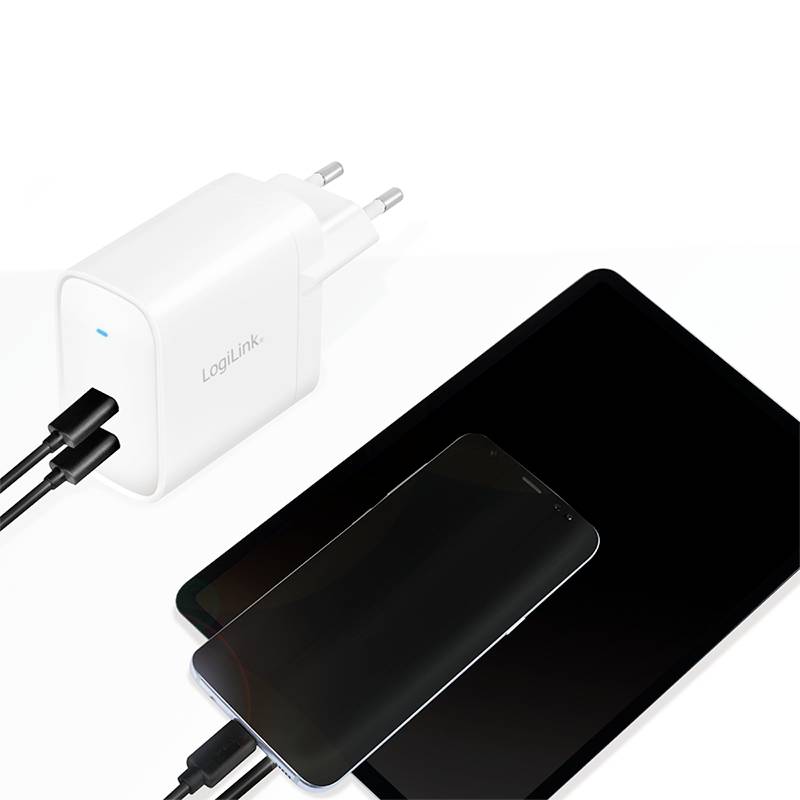 En smartphone og en tablet oplades samtidigt via en hvid oplader med to USB-porte.