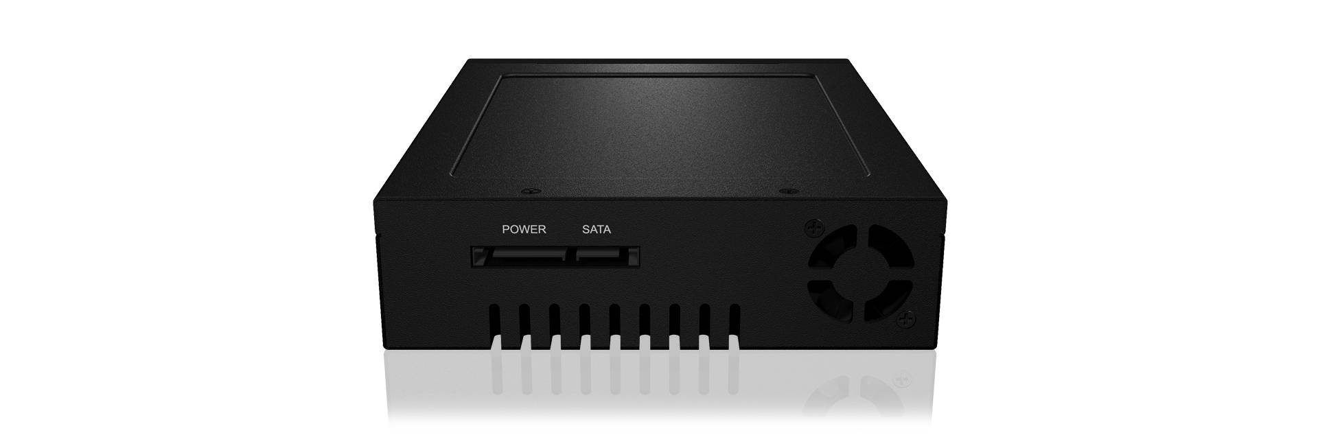 Sort elektronisk enhed med påskrifterne 'POWER' og 'SATA' på forsiden og en ventilator på højre side.