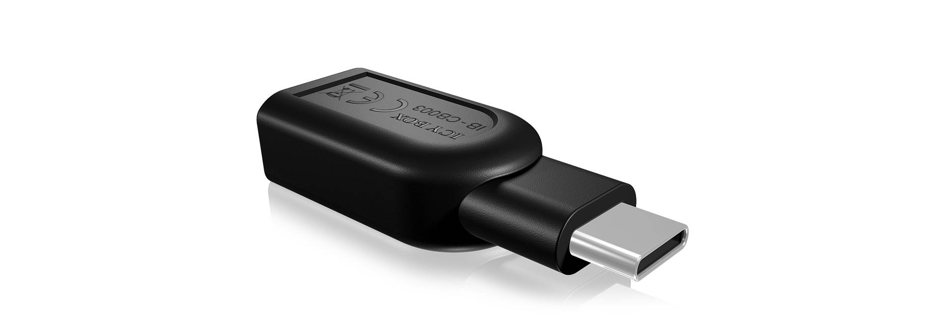 USB-C-stik i nærbillede, sort, på hvid baggrund, bruges til dataoverførsel og opladning af elektroniske enheder.