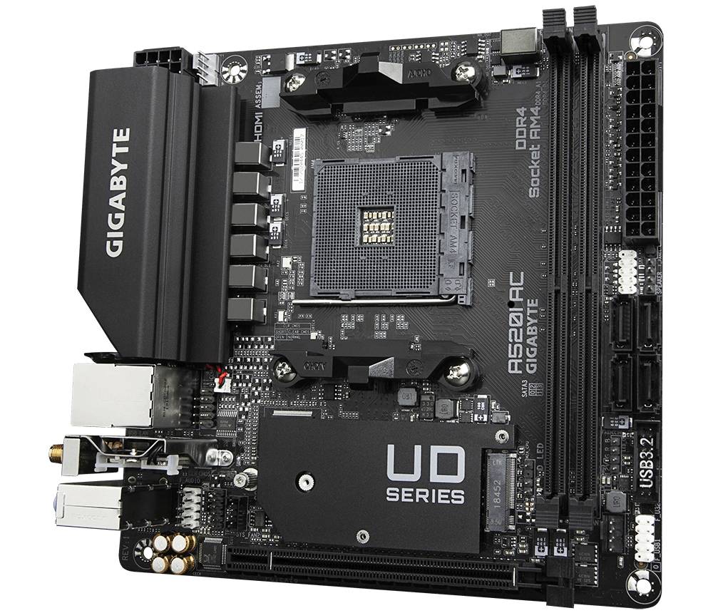 Et sort GIGABYTE-bundkort set oppefra med forskellige tilslutninger, moderne RAM-slots og en CPU-sokkel i midten.