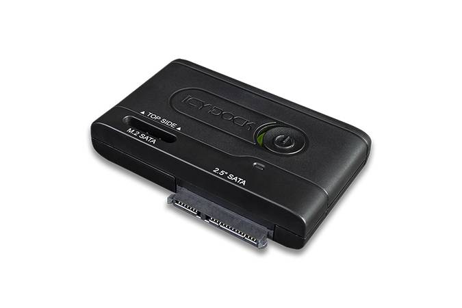 En sort harddiskadapter med stik til 2,5"- og 3,5"-SATA-harddiske. En knap med LED-indikator er synlig.