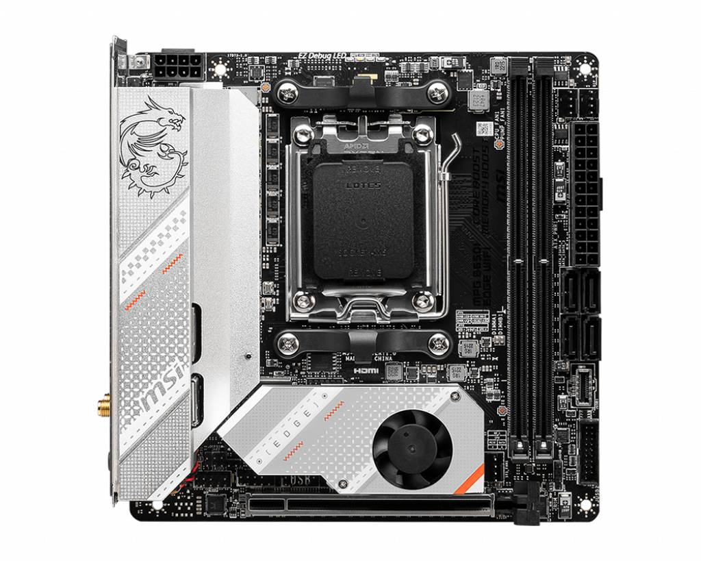 Bundkort med markante køleribber og blæsere. Synlige RAM-slots, PCIe-slots og forskellige tilslutninger.