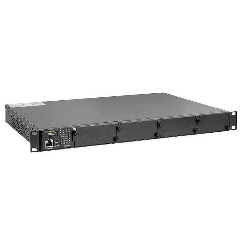 Sort rackmount-switch med fire porte, LED-indikatorer og en Ethernet-forbindelse på forsiden.